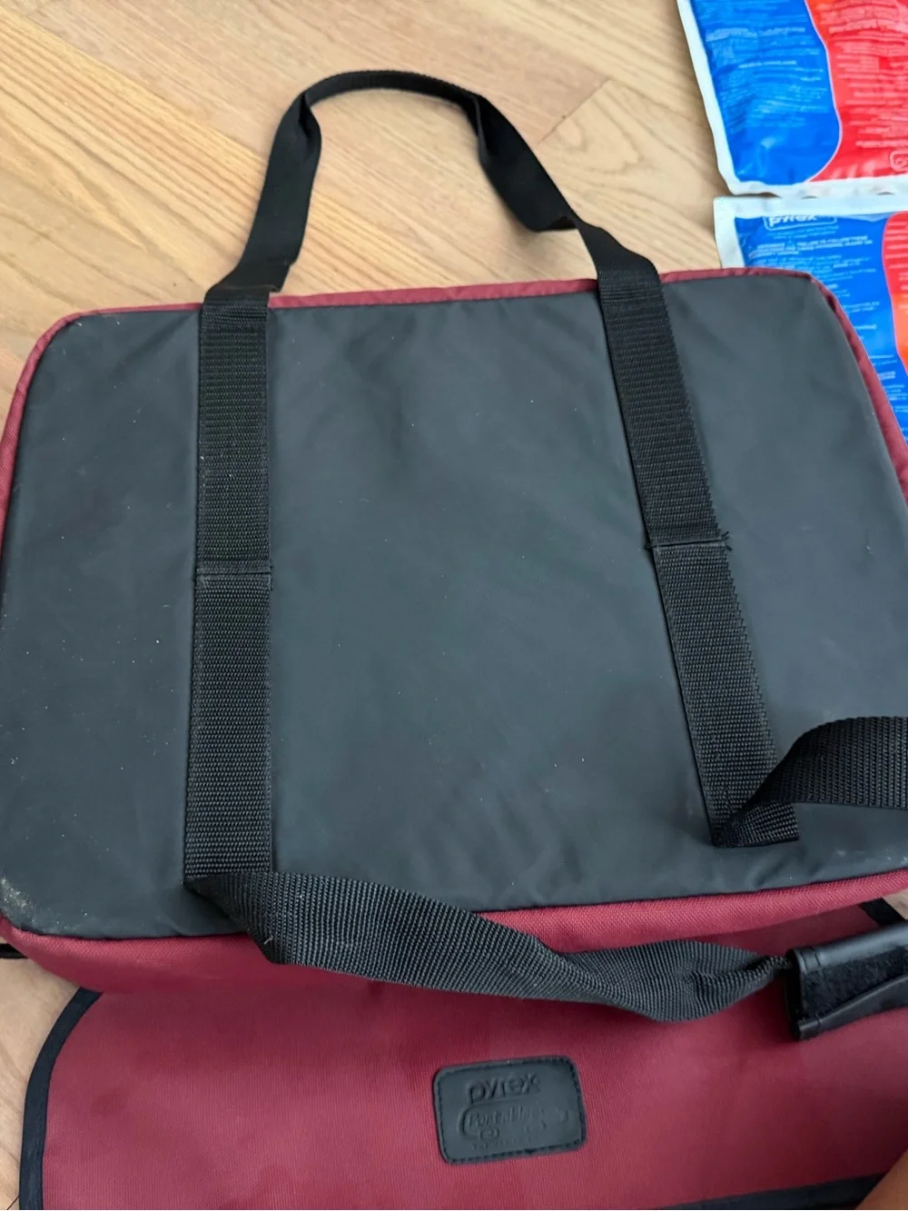 Pyrex Insulated carry Bag with Pyrex, lid, carry case and cold/heat packs